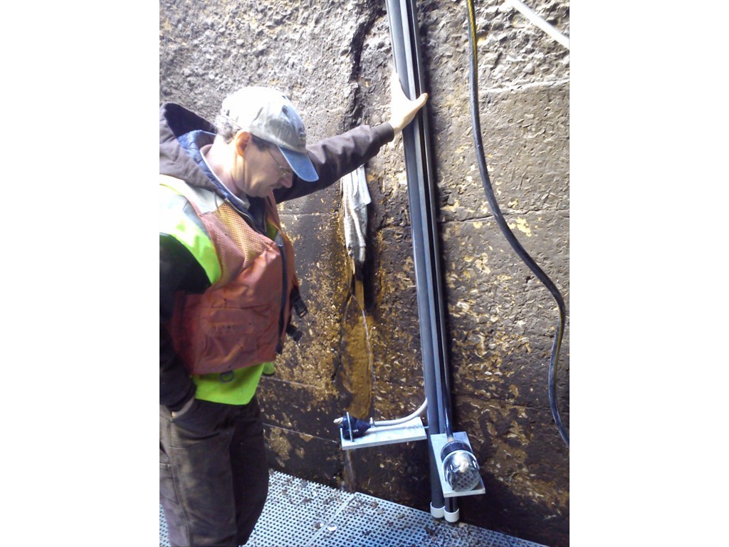 Fixed underwater self-cleaning monitoring camera system for Lake Sturgeon in the Menominee Dam Forebay